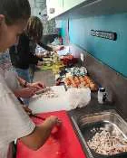 Atelier dans la cuisine pédagogique de l’Espace Jeunes